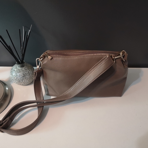 Michael Kors Handbags - Michael Kors crossbody/shoulder bag